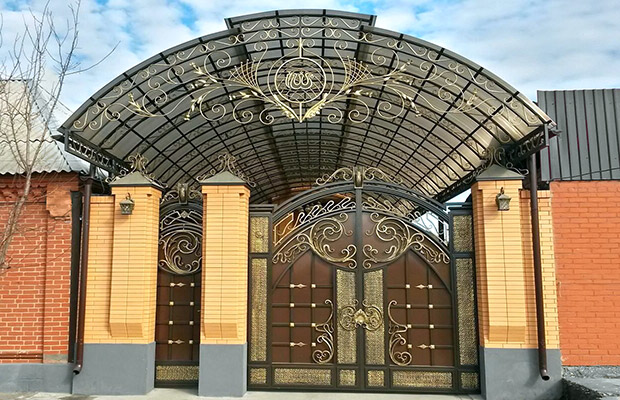 Купить или заказать ворота для дома с навесом - стильные и надежные решения для вашего участка в Новодвинске от 42146 руб | ВоротМастер-Нвд