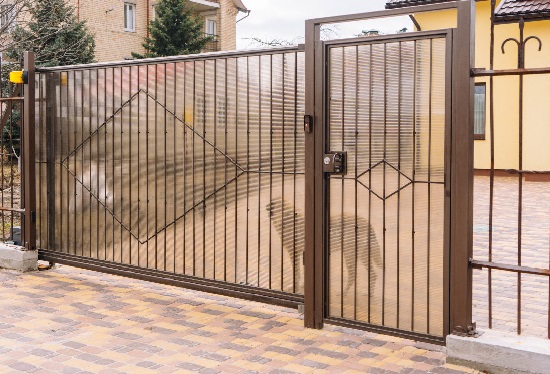 Купить ворота из профлиста с элементами ковки, с металлическими столбами в рамке или под дерево в Новодвинске от 155520 руб